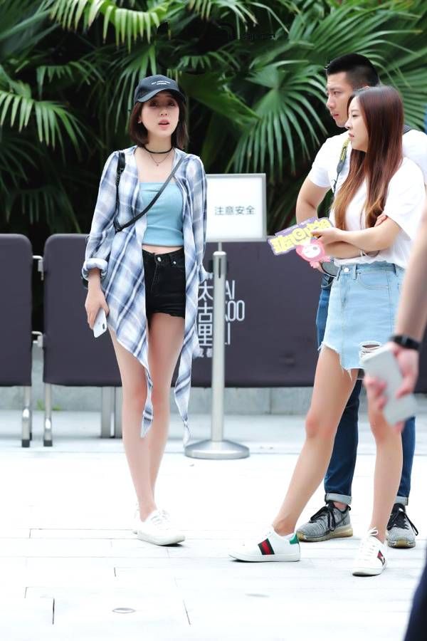 街拍:炎炎夏日，牛仔热裤穿上别有一番的风味