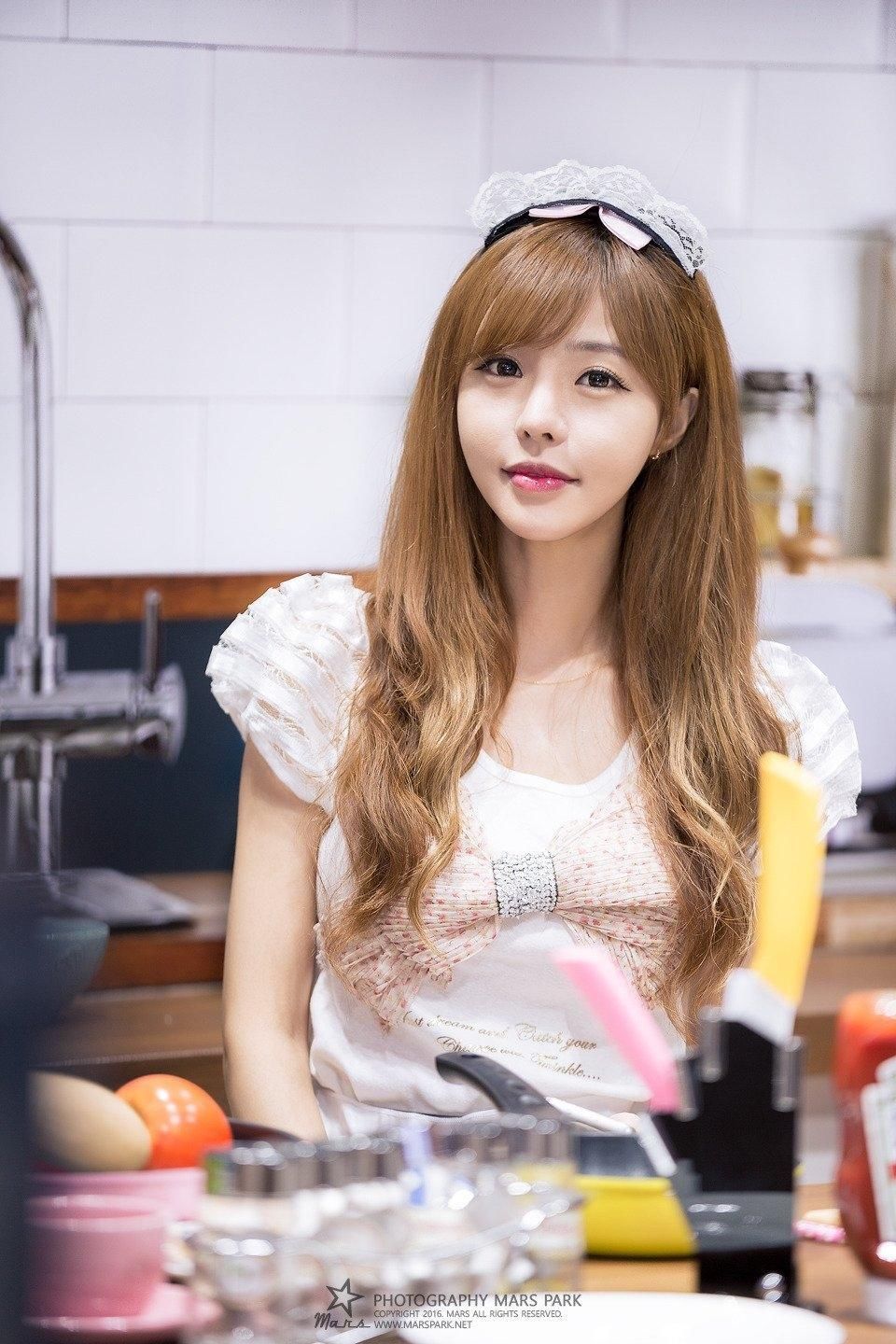 韩国美女徐珍儿穿短裙拍写真，笑容甜美身材丰满又迷人！