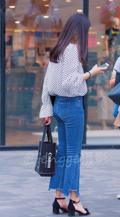 街拍：女生爱穿紧身牛仔裤，其实是看中它的塑身功能
