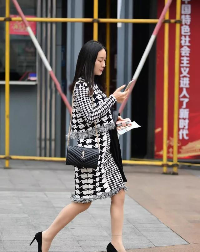  气质：街拍,月貌花容的美女,一条白色的连衣裙,时尚优雅气质范