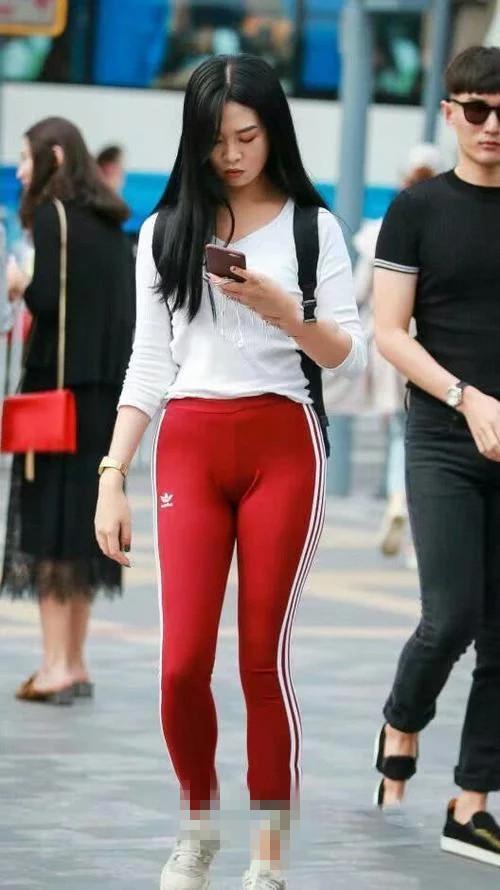 街头偶遇：穿紧身裤的少妇，轻熟的气质，迷人的身姿，横扫天下