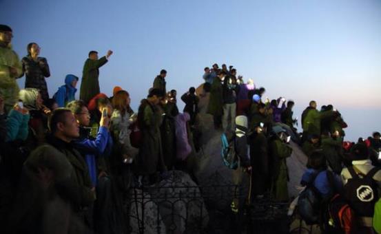 英国游客来泰山看日出,一上山就迷茫了:说实话震撼到我了!