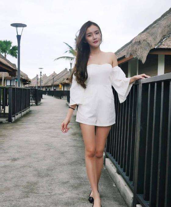 街拍: 小姐姐不食人间烟火, 太清纯我任性我就要秀!