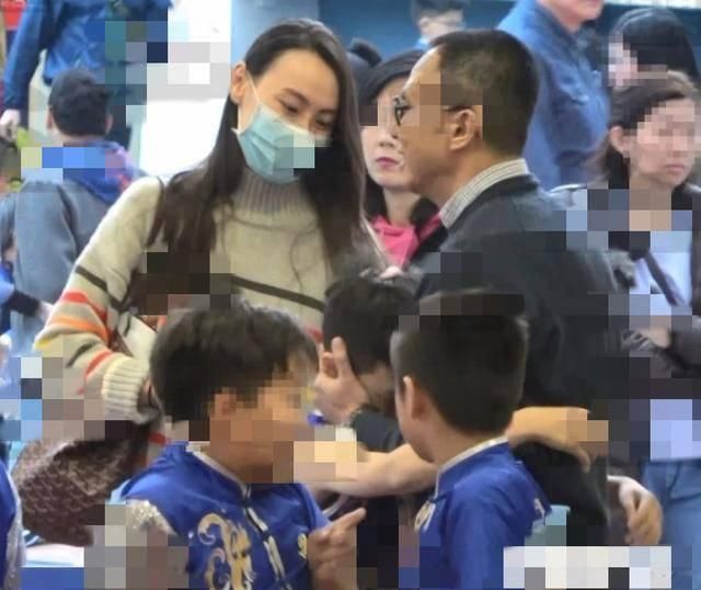  [全屏幕]“千亿元女朋友”偎依在好闺蜜胸口发嗲，扎双麻花辫全屏幕清纯少女气场