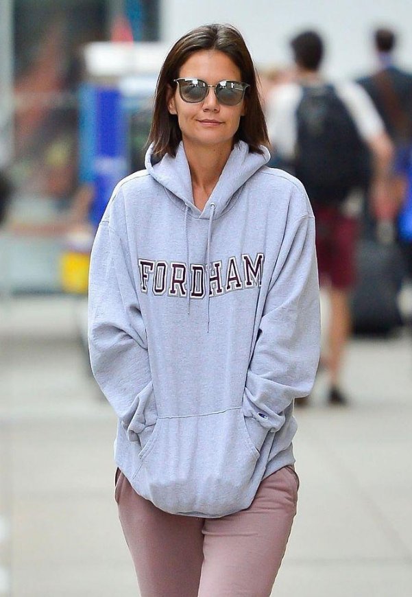 前阿汤嫂凯蒂粉蓝色上衣嫩如少女,双手插兜表情腼腆显软萌