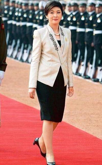 51岁的英拉:穿黑色短裙双腿笔直白皙，相比默克尔更有气质!