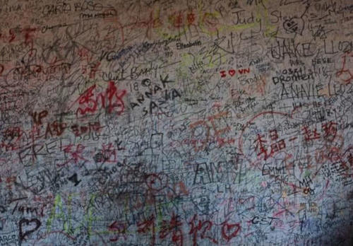 唯一一段允许涂鸦的长城,成为外国人涂鸦的天堂,亦是求婚的圣地