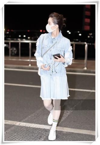 钟丽缇刘诗诗都98斤,同穿牛仔短裤,网友:这差距太尴尬