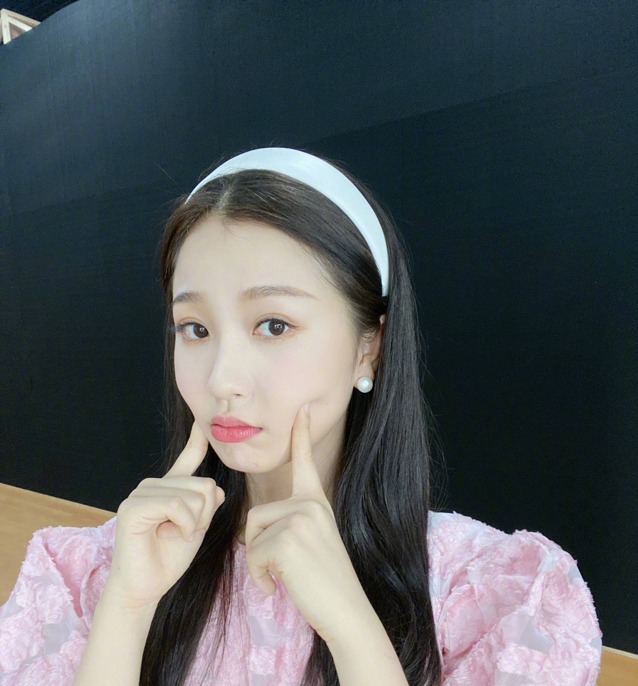  [大不一样]鞠婧祎, 虞书欣撞上同款造型, 都是94后, 状态大不一样