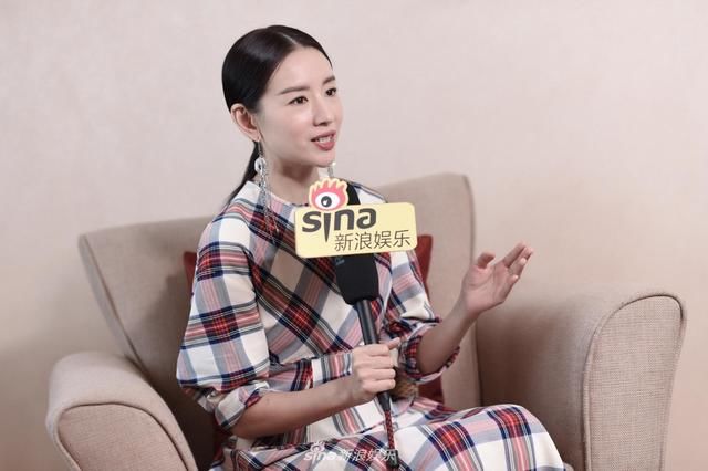 董洁穿长裙优雅大方气质温婉，笑容明媚，网友：还是那个冷清秋！