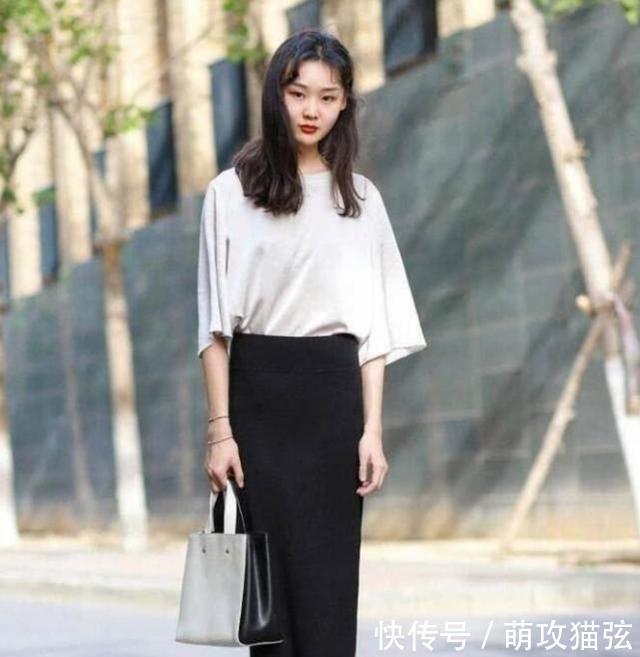 『设计』小姐姐一件白色的修身连衣裙,无袖的设计更加的清爽