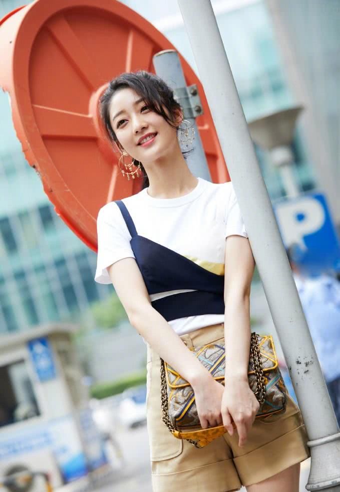 戚砚笛刷新三观，吊带外穿还要剪掉一半，网友:这波操作真牛逼