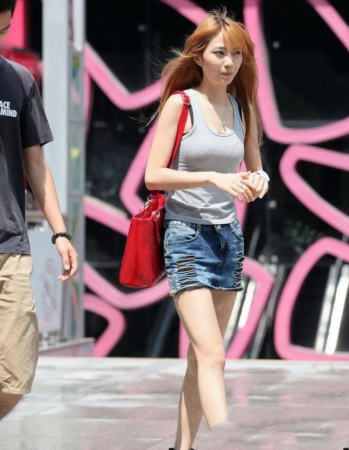 街拍:灰色背心鲨鱼牛仔裙美女，气质女神的代表