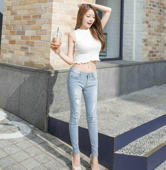 穿搭紧身牛仔裤的小姐姐，凸显紧致身材，带着慵懒的魅力