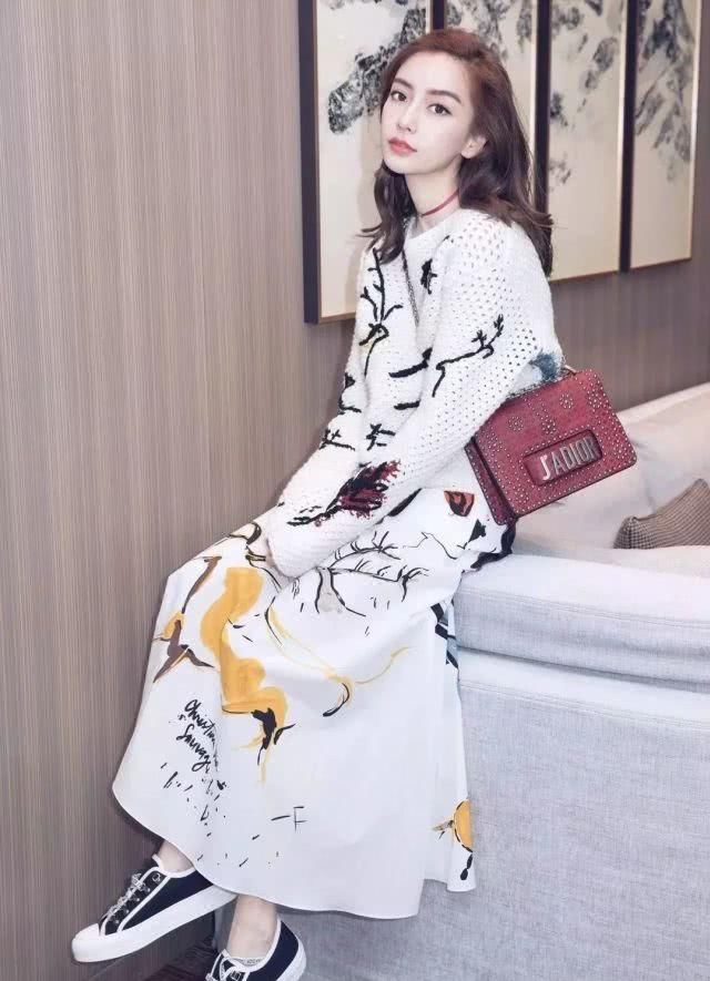  [青春活力]长裙＋休闲鞋，春夏季潮配搭