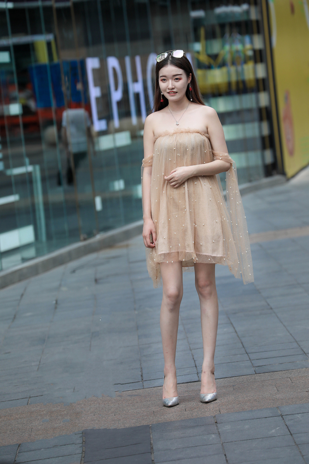 性感小姐姐蕾丝裹胸连衣裙尽显玲珑好身材，清透面料穿上很吸睛