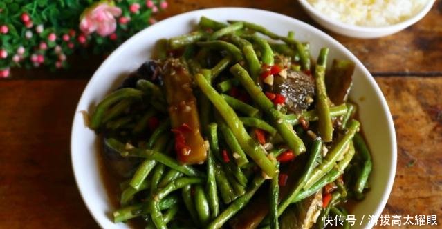 软烂:长豆角烧茄子的家常做法,软烂适口,有滋有味