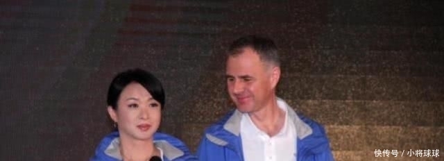  当证婚人@金星为主持人余声证婚，一身中国红长裙亮相现场尽说“大实话”！