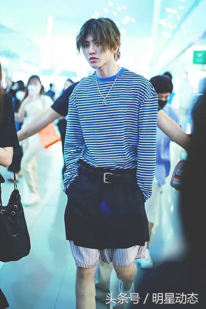 蔡徐坤清爽随性显气质，每一次亮相都被抓拍不止!