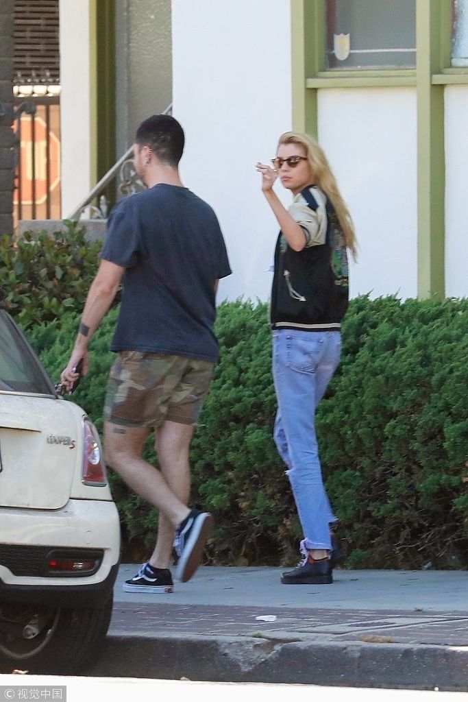 KK女友麦克斯韦秀小蛮腰比例逆天 抱臂走路手指镜头冷漠脸上线