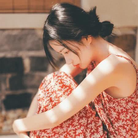  『披肩发』你还只会一种发型？告别呆板，试试这5种发型，中长发也能很百变