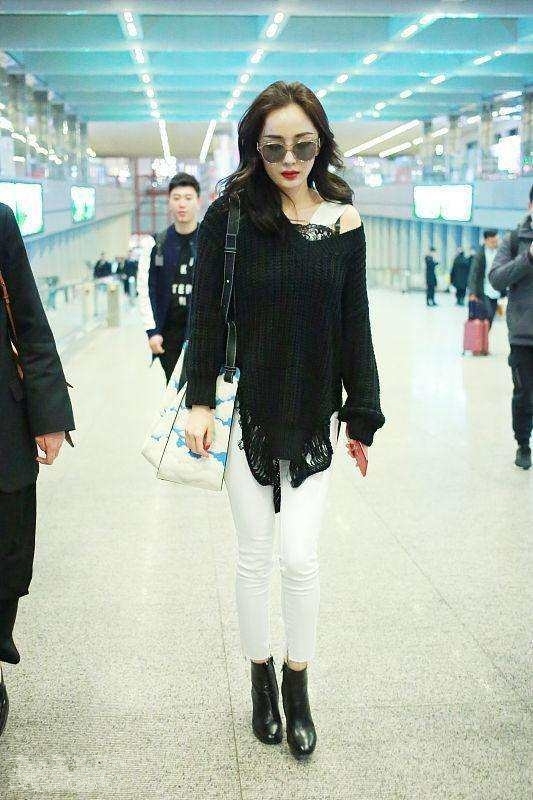 杨幂抹胸碰上苍井空，网友：我选苍井空因为她演的好！