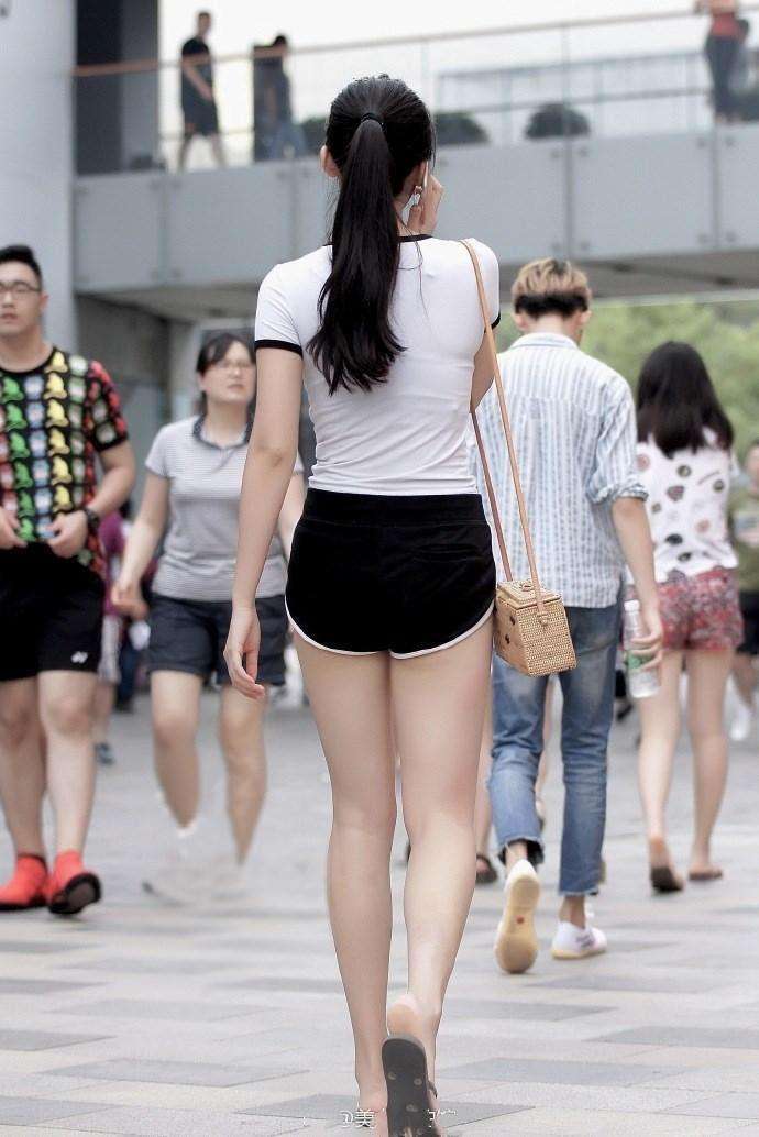 街拍, 时尚简约的短裤让小姐姐看上去非常的美丽迷人
