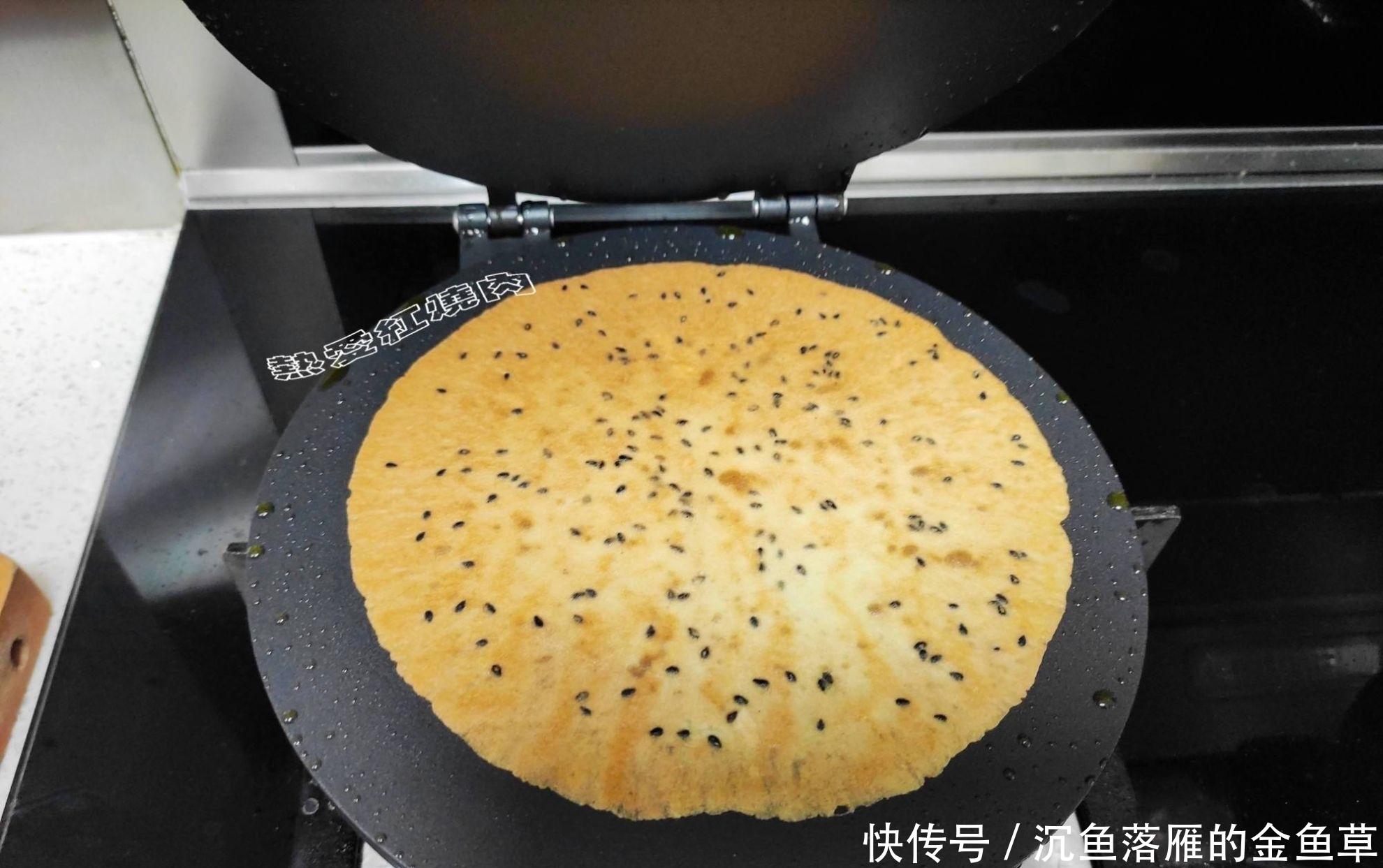  『家里』想吃蛋卷不用买，家里有鸡蛋面粉和白糖就能做，酥脆的一咬就掉渣