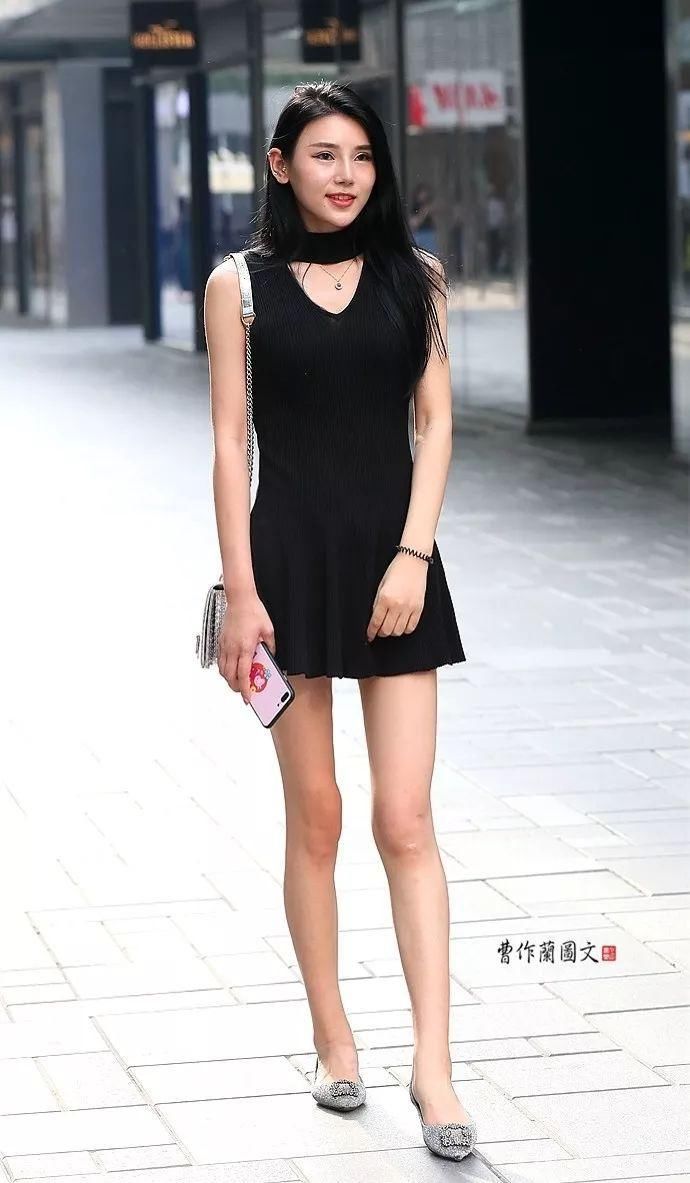 街拍:清凉不失妩媚的短裙美女