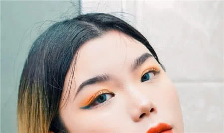 「口罩」全球大热的口罩妆:有色眼线加持,放大双眼你也可以!