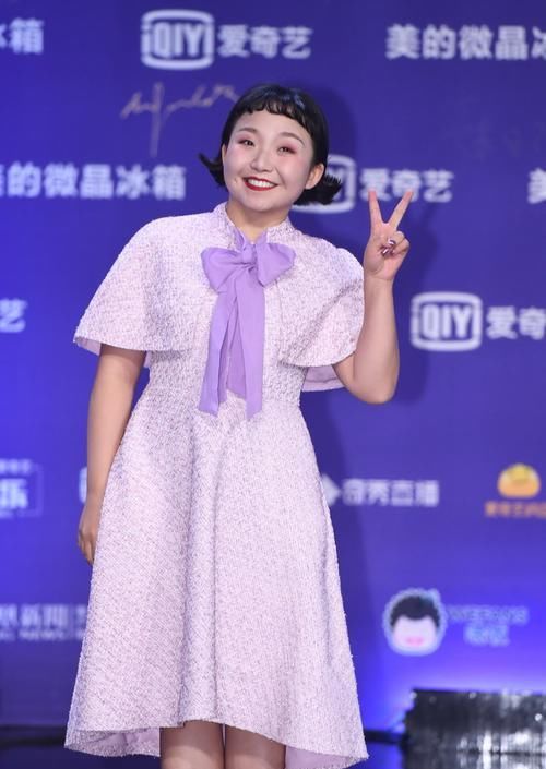  「洋子」辣目洋子没颜值没身材，却靠气质涨人气，紫色裙穿出少女魅力