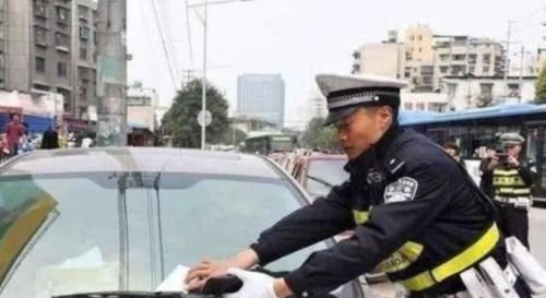  驾照|开车遇到“三角标线”，老司机坦然应对，新手司机两本驾照都不够罚