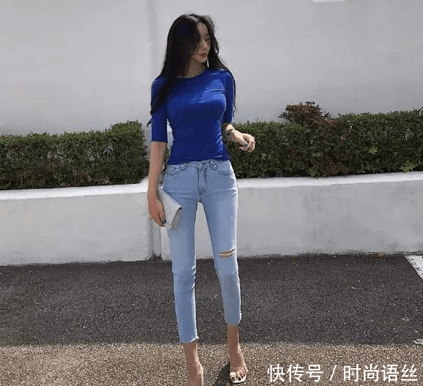 蓝色修身牛仔裤美女, 展现优雅气质, 总能那么让人喜欢！