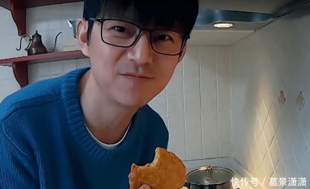 『打通』何炅宅家打通厨艺任督二脉 ,做泡面饼获赞,明星在家也这么会穿
