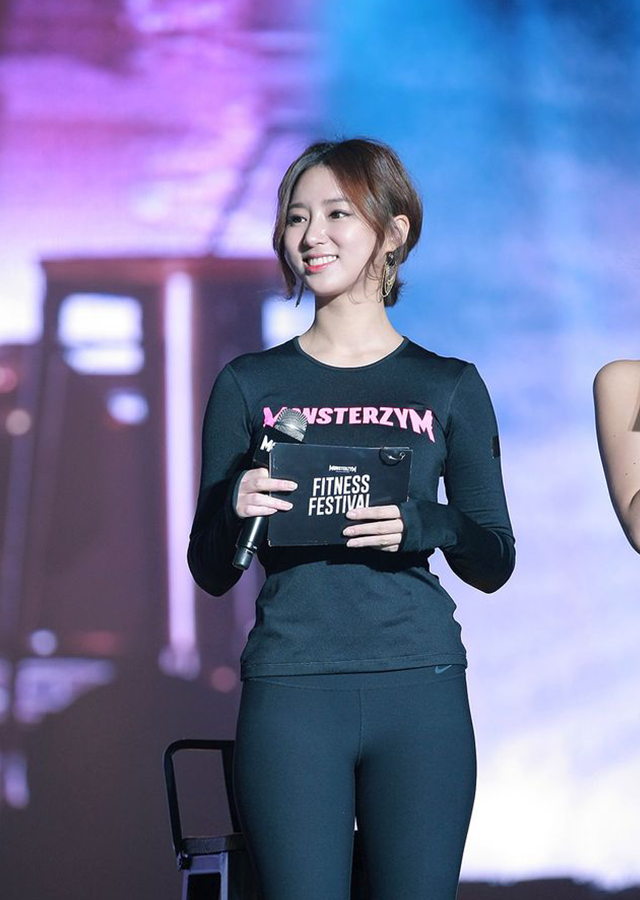 紧身打底裤美女，身穿紧致小背心，尽显傲人身材，让人目不转睛