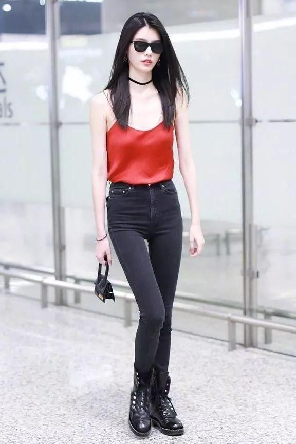 刘雯去T台走秀，奚梦瑶只能在机场走！一身打扮比T台穿的还大胆！