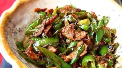  『辣椒』辣椒炒肉，到底是先炒辣椒还是先炒猪肉？顺序一错就不好吃了