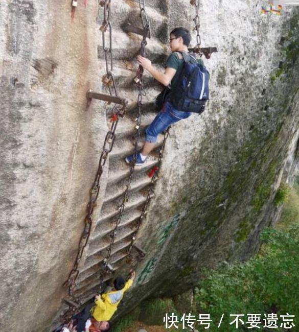  #我国#我国最“凶险”的楼梯，垂直90度必须借助绳索，开爬后就不可反悔