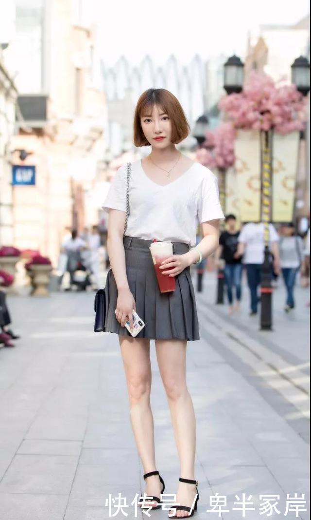  『拼接』路人街拍，小姐姐身姿曼妙，穿羽毛拼接纱裙，很显高挑身材