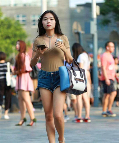 女人|街拍:美女穿v领上衣配牛仔短裤,小巧玲珑,女人味十足