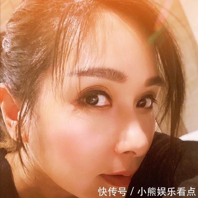 『依旧』杨恭如晒靓照,46岁仍美貌依旧,经历2次情伤后视郑伊健为好男人