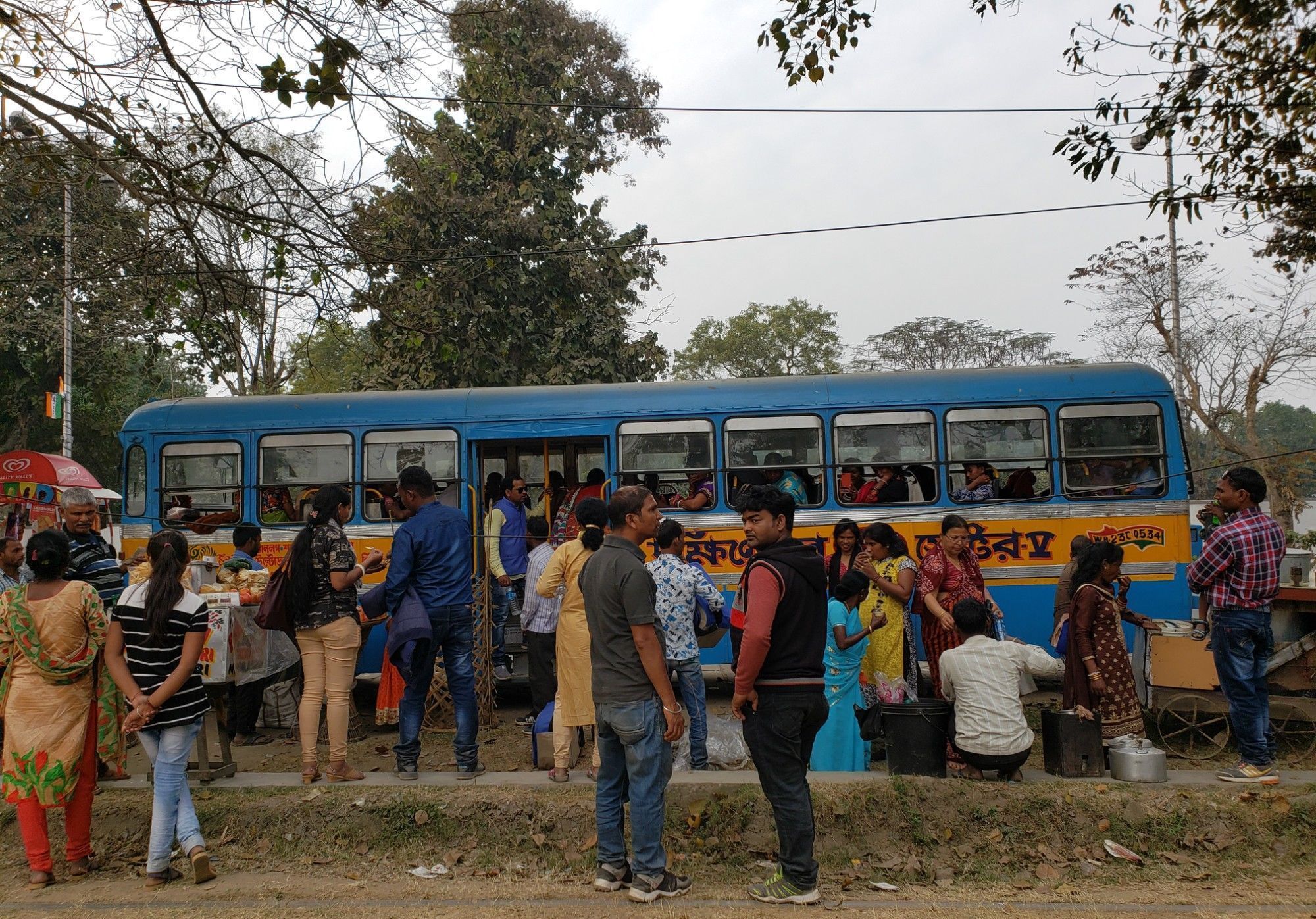 实拍印度第3大城市的街景,曾为英属印度首都,不如国内5线城市