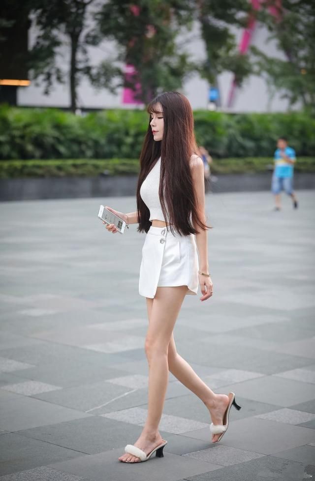 街拍 连衣裙加高跟鞋，这样穿不要太迷人!小姐姐 你看过来下好吗