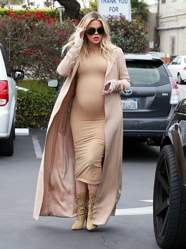 科勒卡戴珊与母亲外出购物,为越来越近的分娩做准备