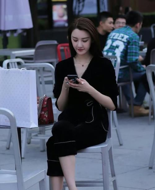  [气质]街拍：面带笑容的小姐姐，一件蓝色短袖配白色半身裙，优雅气质美