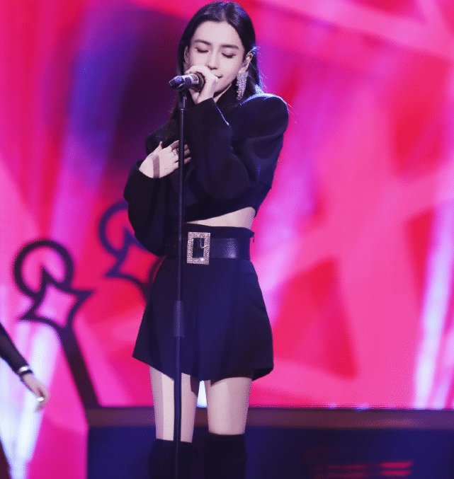 【 杨颖】台上穿长靴的腿细成电棍, 谁看了不嫉妒，黄晓明怕是管不住杨颖了?