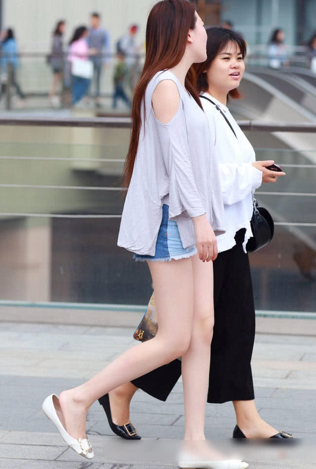 时尚小姐姐身材高挑迷人，双腿修长白皙惹人爱，一旁的闺蜜成了大