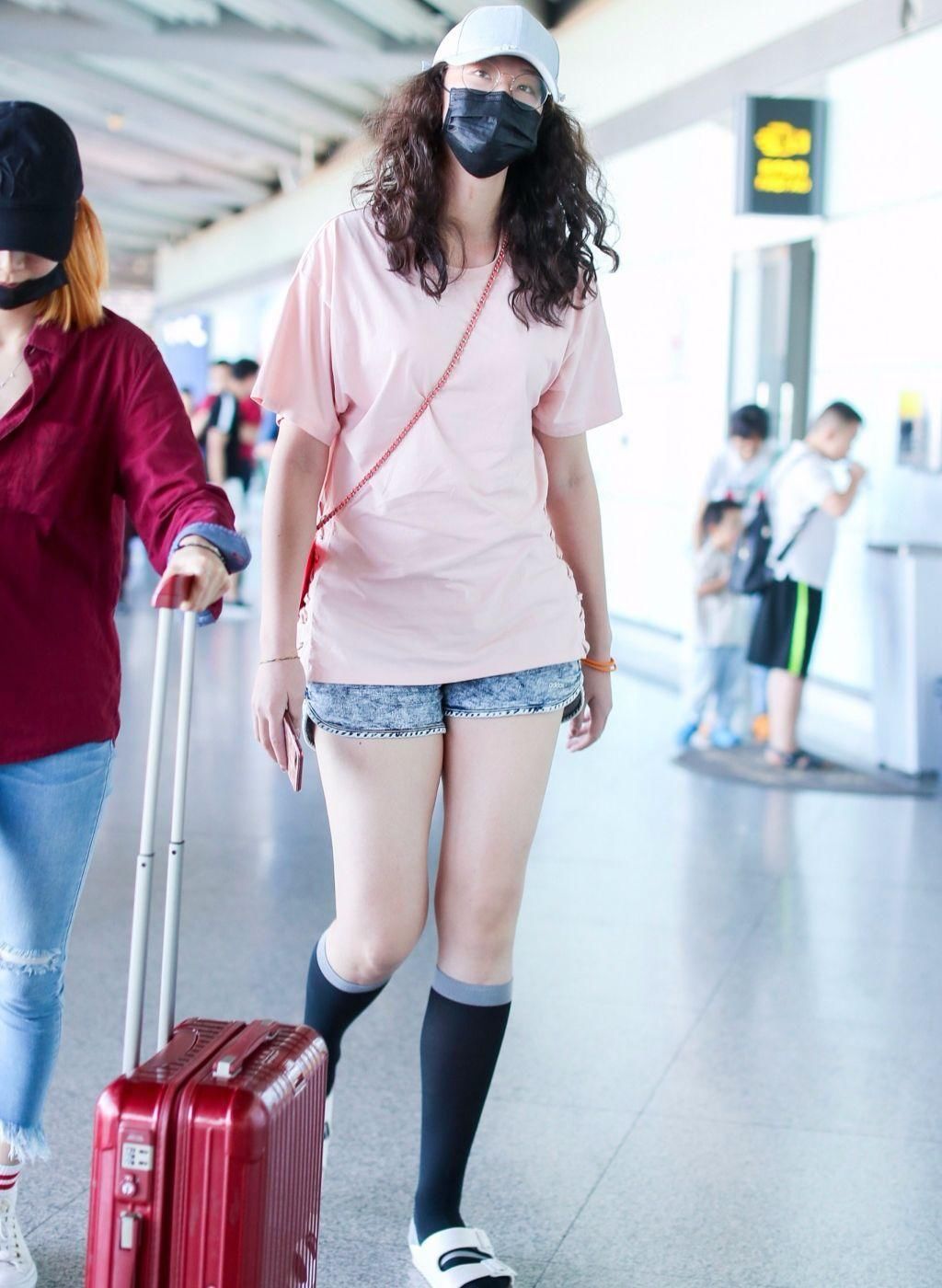 最美女排队长惠若琪机场秀，戴黑色口罩宛如大明星，大长腿吸睛