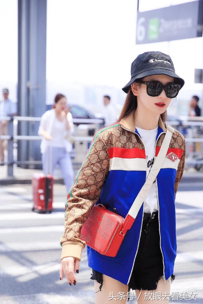 戚薇热裤美腿性感街拍照