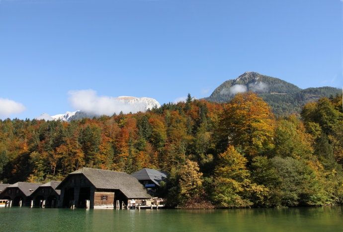 阿尔卑斯山中藏有一湖，如果说这里晴天像天堂，那阴天就像仙境